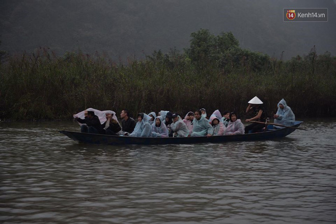 Người dân chen chân hứng nước thánh ở động Hương Tích trong ngày khai hội chùa Hương